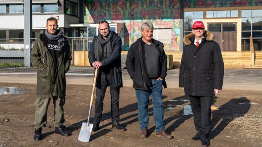 Christian Hampe (Utopiastadt), Dr. Daniel Lorberg (SDE 21/22), Joachim Heiß (Alte Feuerwache) und Christian Baierl (Renaissance AG) auf dem zukünftigen Solar Campus an der Nordbahntrasse. (v.l.n.r.) © SDE 21/22